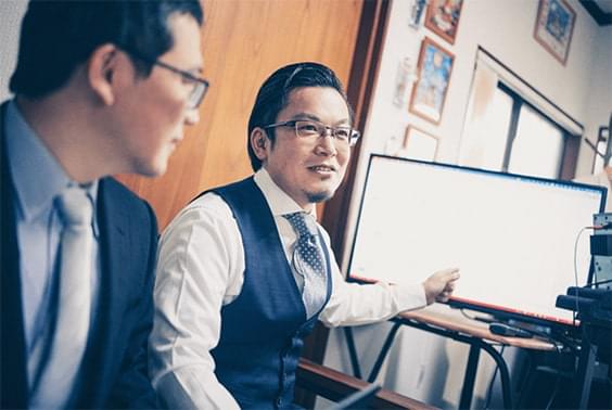 見えない道のりを照らす。